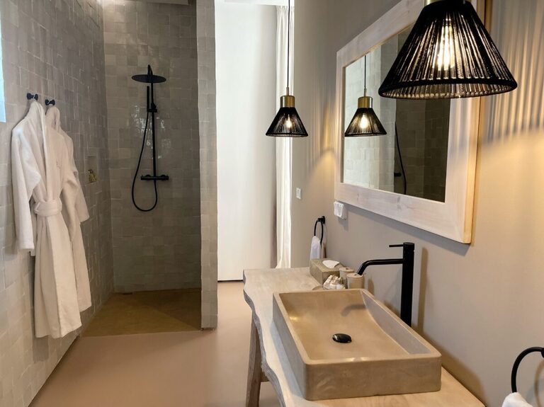 Chambre vue piscine - salle de bain